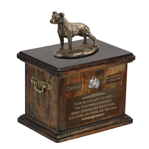 Bestattungsurne für sterbliche Überreste des Hundes mit einer Statue der American Staffordshire Terrier uncropped, Relief und Inschrift.