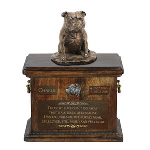 Exklusiv Bestattungsurne für sterbliche Überreste des Hundes mit einer Statue der Staffordshire Bull Terrier, Relief und Inschrift.