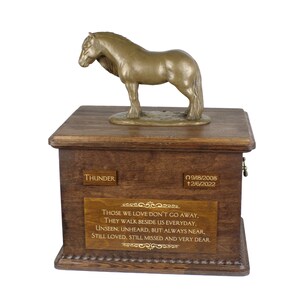 Fell ponny merrie grote urn voor paardenas, urn met naam, datums en citaat, gedenkteken met standbeeld bovenop, houten urn, aanpasbare urn voor paard