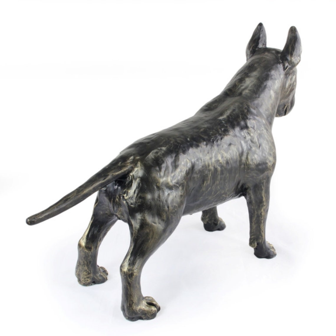 Bull Terrier séance, statue de chien sur une base en bois