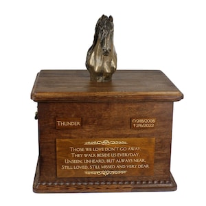 Fries paard grote urn voor paardenas, urn met naam, datums en citaat, gedenkteken met standbeeld bovenop, houten urn, aanpasbare urn voor paard