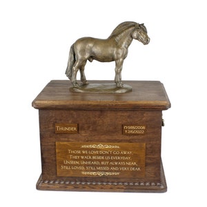 Grote fjordenurn voor paardenas, urn met naam, datums en citaat, gedenkteken met standbeeld bovenop, houten urn, aanpasbare urn voor paard