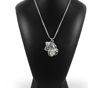 May include: Silver necklace with a detailed pendant of a Schnauzer dog head. The pendant measures 4.1 cm tall and 3.1 cm wide. The necklace weighs 25 g.