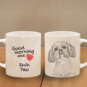 Puede incluir: Dos tazas de cer&aacute;mica blanca con asas en forma de coraz&oacute;n. Una taza presenta una ilustraci&oacute;n en blanco y negro de un perro Shih Tzu. La otra taza tiene el texto "Good morning and Shih Tzu" con un coraz&oacute;n rojo.