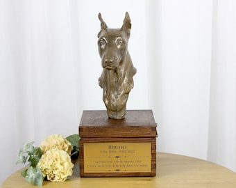 Miniature Pinscher urn for dog's ashes, Urn with engraving and sculpture of a dog, Urn with dog statue and engraving, Custom urn for a dog