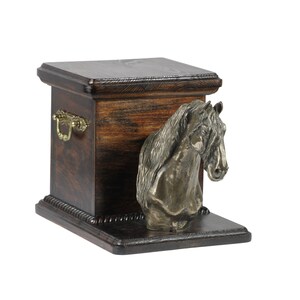 Urn voor paardenas met een staand beeld - Fresiaans paard, ART-DOG crematiekist, urn op maat.
