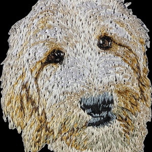 Goldendoodle - Bordado con una imagen de un perro de raza.