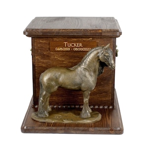 Friese paardenmerrie Grote urn voor paardenas