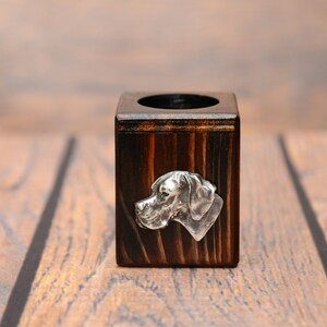 Puede incluir: Un porta lápices de madera marrón oscuro con un diseño de cabeza de perro de metal plateado.