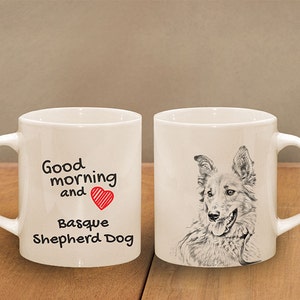Peut inclure: Deux tasses en céramique blanche avec des poignées en forme de cœur. Une tasse présente une illustration en noir et blanc d'un chien de berger basque. L'autre tasse porte le texte "Good morning and" avec un cœur rouge et "Basque Shepherd Dog".