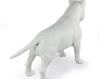 Bull Terrier - une statuette de chien, une figure sur marbre blanc, un