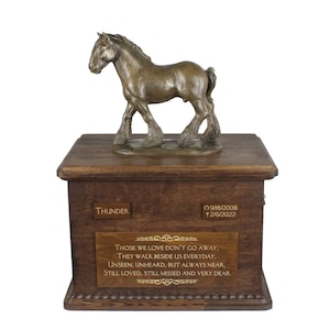 Grote Shire-urn voor paardenas, urn met naam, datums en citaat, gedenkteken met standbeeld bovenop, houten urn, aanpasbare urn voor paard