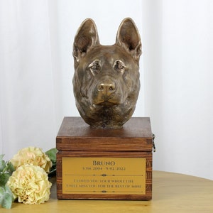 German Shepherd urn for dog&#39;s ashes, Urn with engraving and sculpture of a dog, Urn with dog statue and engraving, Custom urn for a dog
