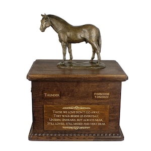 Hannoveraans paard grote urn voor paardenas, urn met naam, datums en citaat, gedenkteken met standbeeld bovenop, houten urn, aanpasbare urn voor paard