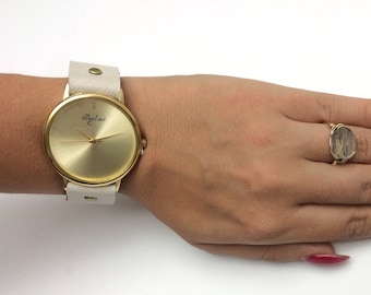 Beige leren dameshorloge, minimalistische gouden wijzerplaat, druksluiting