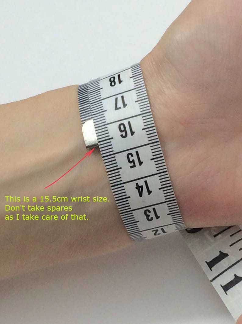 Op de afbeelding: Een witte meetlint gewikkeld om een pols, met een meting van 15,5 cm. De tekst "This is a 15.5cm wrist size. Don't take spares as I take care of that." staat onder de afbeelding.
