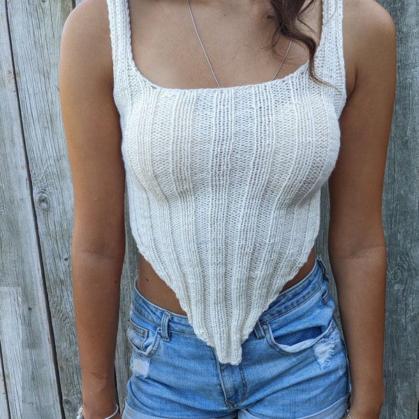 Strickmuster – Asymmetrisches spitzes Crop-Top/ Sommer-Baumwoll-Bralette/T-Shirt mit quadratischem Halsausschnitt/ tailliertes Tank-Top