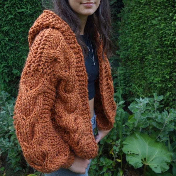 Strickmuster – Chilly Chilli-Jacke/großer Bomber-Cardigan mit Kapuze/handgestrickter Zopfmustermantel