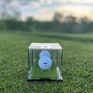 Premium Golf Ball Display Case with Turf Base | Personalized Golf Ball | Gift for Father&#39;s Day | Custom Golf Display Box | Hole in One