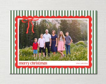 Plantilla para tarjeta navideña a rayas en Canva: Borde festoneado, diseño fotográfico navideño