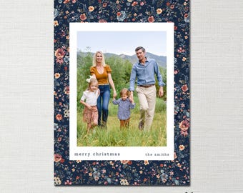 Plantilla de tarjeta navideña con fotos y flores de Grandmillennial en Canva, plantilla de tarjeta navideña