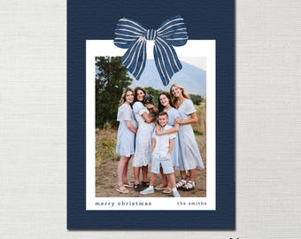 Plantilla de tarjeta navideña con foto, lazo minimalista a rayas (diseño navideño editable en Canva)