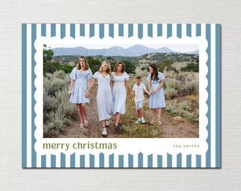 Plantilla para tarjeta navideña a rayas en Canva: Borde festoneado, diseño fotográfico navideño