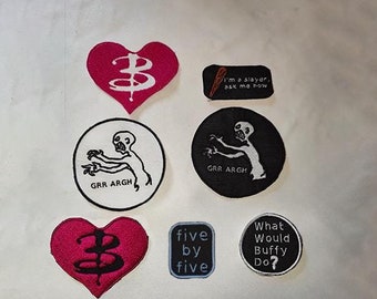 Puede incluir: Siete parches bordados para planchar con diferentes diseños de la serie de televisión Buffy la cazavampiros. Los parches incluyen un corazón con el símbolo de la Cazadora, un zombi con el texto "GRR ARGH", una estaca de cazador con el texto "Soy una cazadora, pregúntame ahora", un corazón con el símbolo de la Cazadora, un círculo con el texto "cinco por cinco", y un círculo con el texto "¿Qué haría Buffy?"