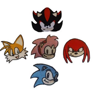 Op de afbeelding: Vijf geborduurde patches met personages uit de Sonic the Hedgehog-videogameserie. De patches zijn van Sonic, Tails, Knuckles, Shadow en Amy Rose.
