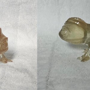 Puede incluir: Cuatro figuritas de camale&oacute;n de vidrio en varias poses. Las figuritas son transl&uacute;cidas y tienen un color marr&oacute;n claro.