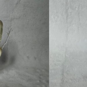 Puede incluir: Una figurita de pl&aacute;stico transparente de Olaf de la pel&iacute;cula Frozen. La figurita est&aacute; en una pose de pie con los brazos levantados y una amplia sonrisa.