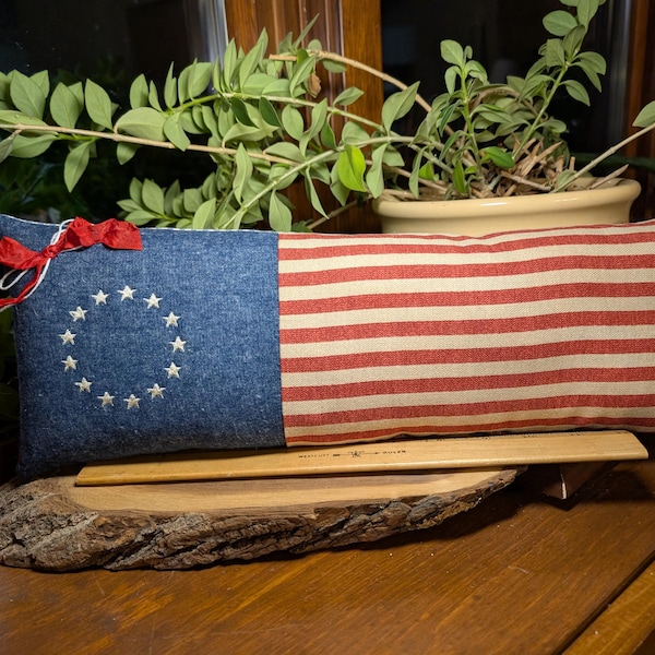Almohada primitiva delgada con la bandera estadounidense de Betsy Ross, decoración del 4 de julio, bordada a máquina, aproximadamente 15 x 38 cm.