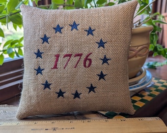 Drapeau Betsy Ross cercle d'étoiles petit coussin en toile de jute 1776, décoration primitive du 4 juillet brodé à la machine environ 7 x 7 po.