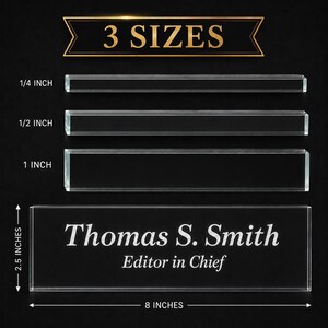 Op de afbeelding: Drie doorzichtige rechthoekige acryl naambordjes voor op een bureau met diktes van 0,64 cm, 1,27 cm en 2,54 cm. Een vierde naambordje toont de tekst Thomas S. Smith Editor in Chief, 6,35 cm hoog en 20,32 cm breed.