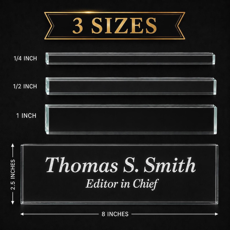 Op de afbeelding: Drie doorzichtige rechthoekige acryl naambordjes voor op een bureau met diktes van 0,64 cm, 1,27 cm en 2,54 cm. Een vierde naambordje toont de tekst Thomas S. Smith Editor in Chief, 6,35 cm hoog en 20,32 cm breed.