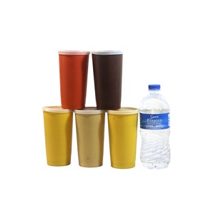 Puede incluir: Cinco vasos de plástico con tapas de diferentes colores, apilados en forma de pirámide. Los vasos son amarillos, beige, naranja y marrones. Una botella de agua de plástico transparente con una etiqueta azul que dice "Sam's Purified Drinking Water" está delante de los vasos.