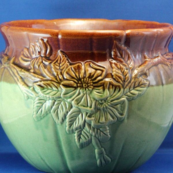 Roseville Pottery,Roseville Pot,Robinson Ransbottom Jardiniere,Roseville Dogwood Pattern, Roseville Jardiniere,RRP Pottery,Roseville Planter