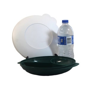 Könnte beinhalten: Eine grüne, geteilte Servierplatte mit einem weißen Deckel. Die Platte hat drei Abschnitte und ist aus Kunststoff. Neben der Platte steht eine durchsichtige Wasserflasche aus Plastik.
