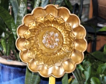 Fiore di vetro riciclato del loto dorato, fiore di arte del cortile di vetro, fiore di vetro riciclato, fiore del giardino di vetro, fiore del cortile di vetro, arte del cortile del fiore di vetro