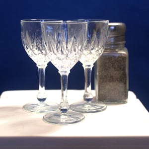 3 Kristallgläser Likör Cordial, Französische Kristallgläser mit Stiel, Schnapsgläser, Cordialgläser, Kristallgläser mit Stiel, Kristallglas