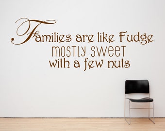 Les familles sont comme du caramel au beurre, la plupart du temps sucré avec quelques noix - Sticker art mural en vinyle. Différentes tailles et couleurs disponibles. (#182)