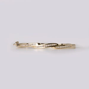 Pulsera rígida vintage de los años 80 con diamantes y oro amarillo de 14 quilates.