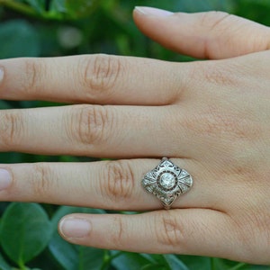 Anillo de compromiso antiguo Art Déco de platino con filigrana y diamantes imagen 2