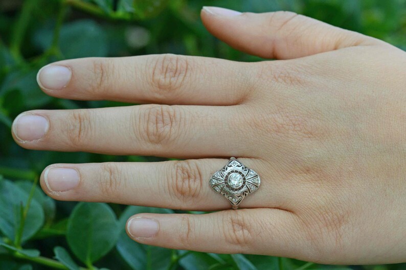 Anillo de compromiso antiguo Art Déco de platino con filigrana y diamantes imagen 2