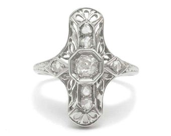 Anillo de compromiso con escudo de diamantes y filigrana estilo Art Nouveau