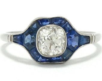 Anillo de compromiso antiguo de estilo art déco con diamantes y zafiros tallados en mina antigua.