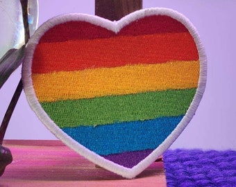 Toppa ricamata a cuore arcobaleno LGBT Pride