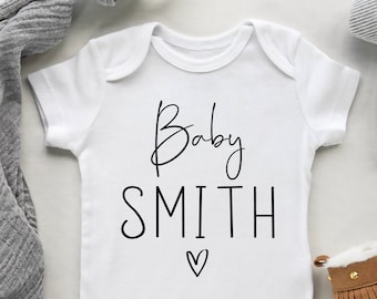 Personalisierte Babymitteilung Onesie, benutzerdefinierte Nachname-Bodysuit, Schwangerschaft enthüllen Prop