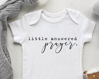 Kleiner beantworteter Gebets-Regenbogen-Baby-Strampler®, der nach Hause kommt Outfit christliches Andenken