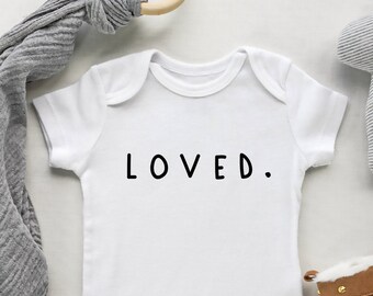 Loved Boho Baby Body®, Regenbogen-Baby-Ankündigungs-Outfit